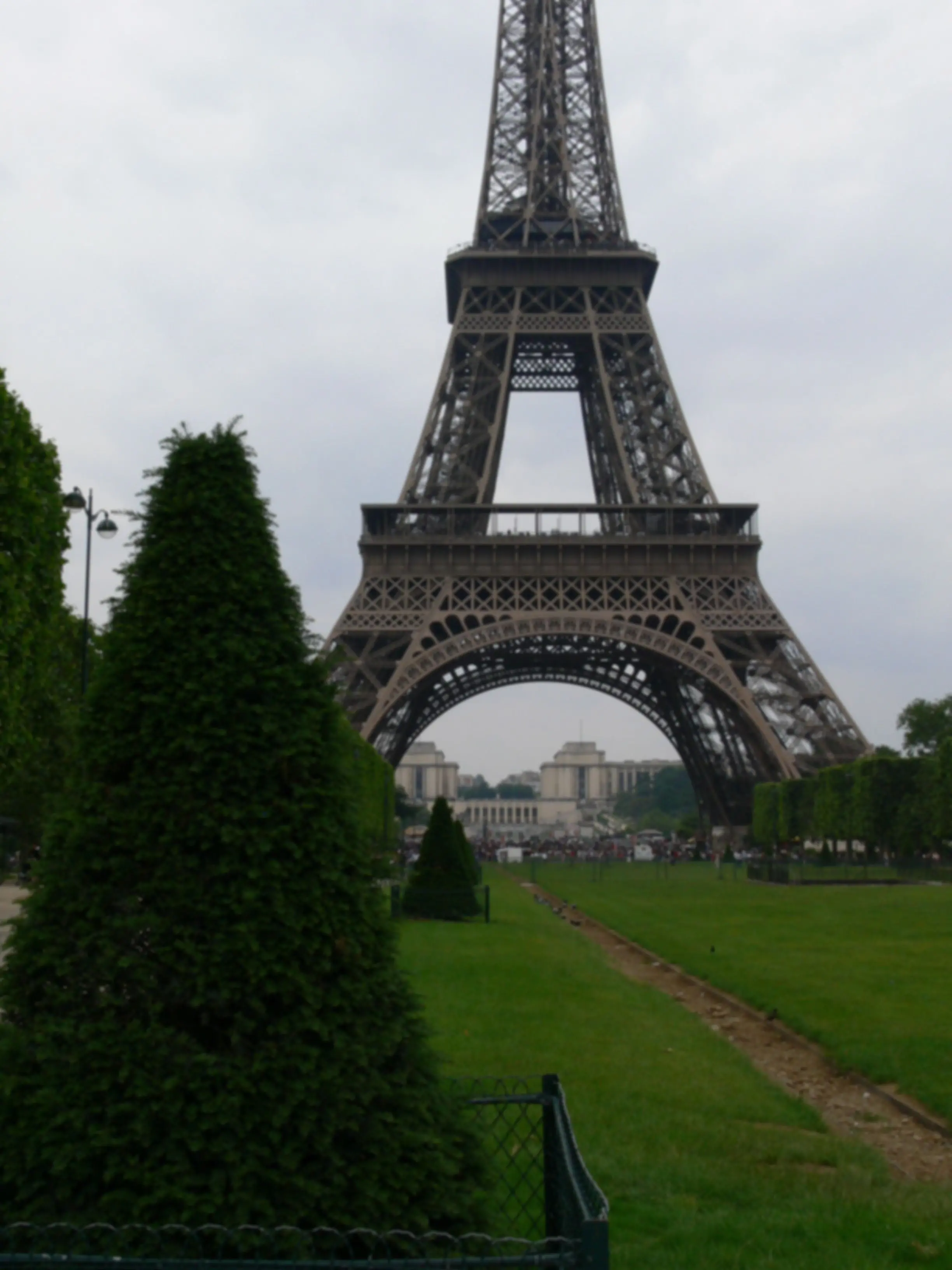 Suddig bild med Eiffeltornet..