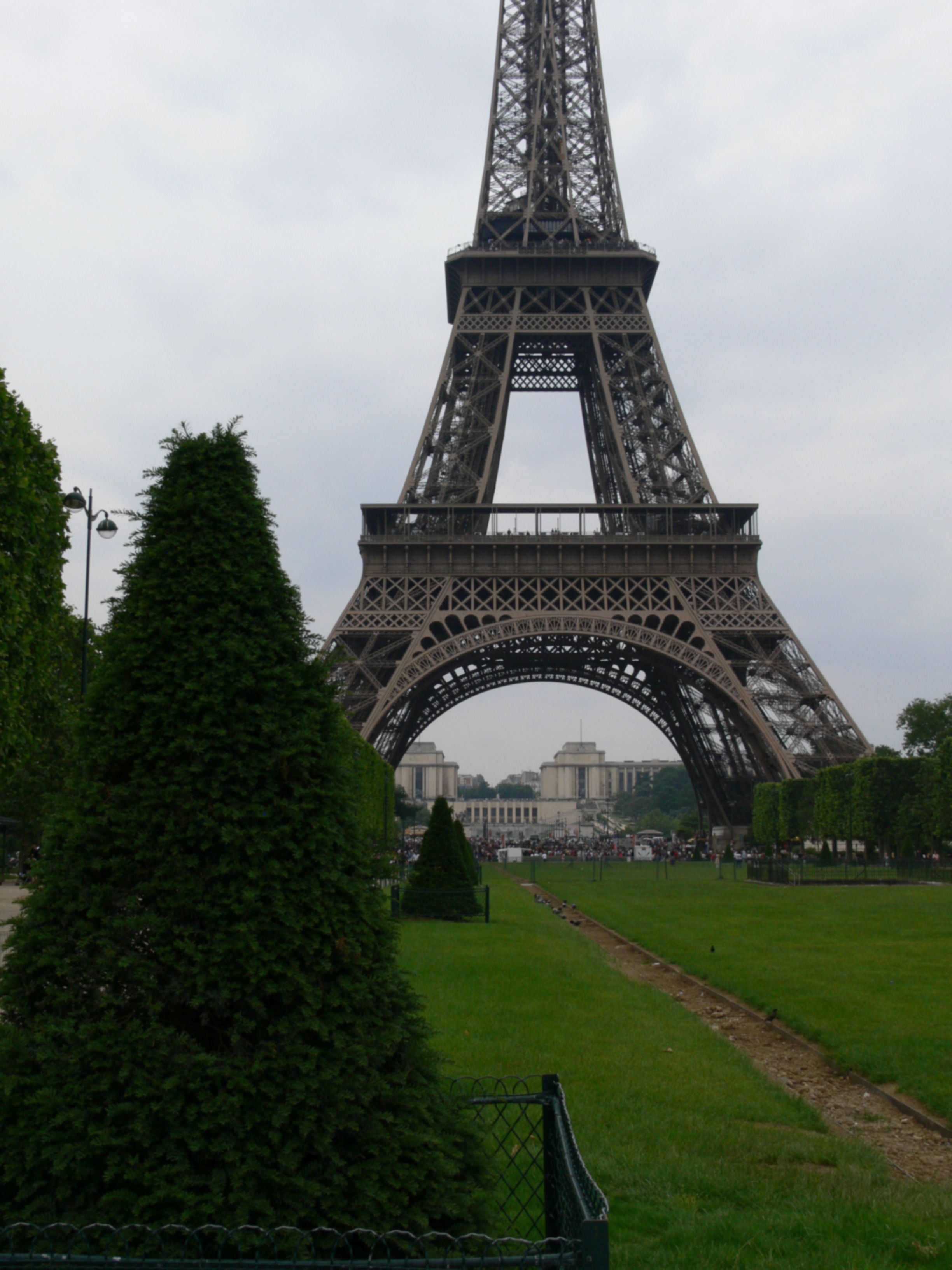 Fixerad suddig bild med Eiffeltornet..