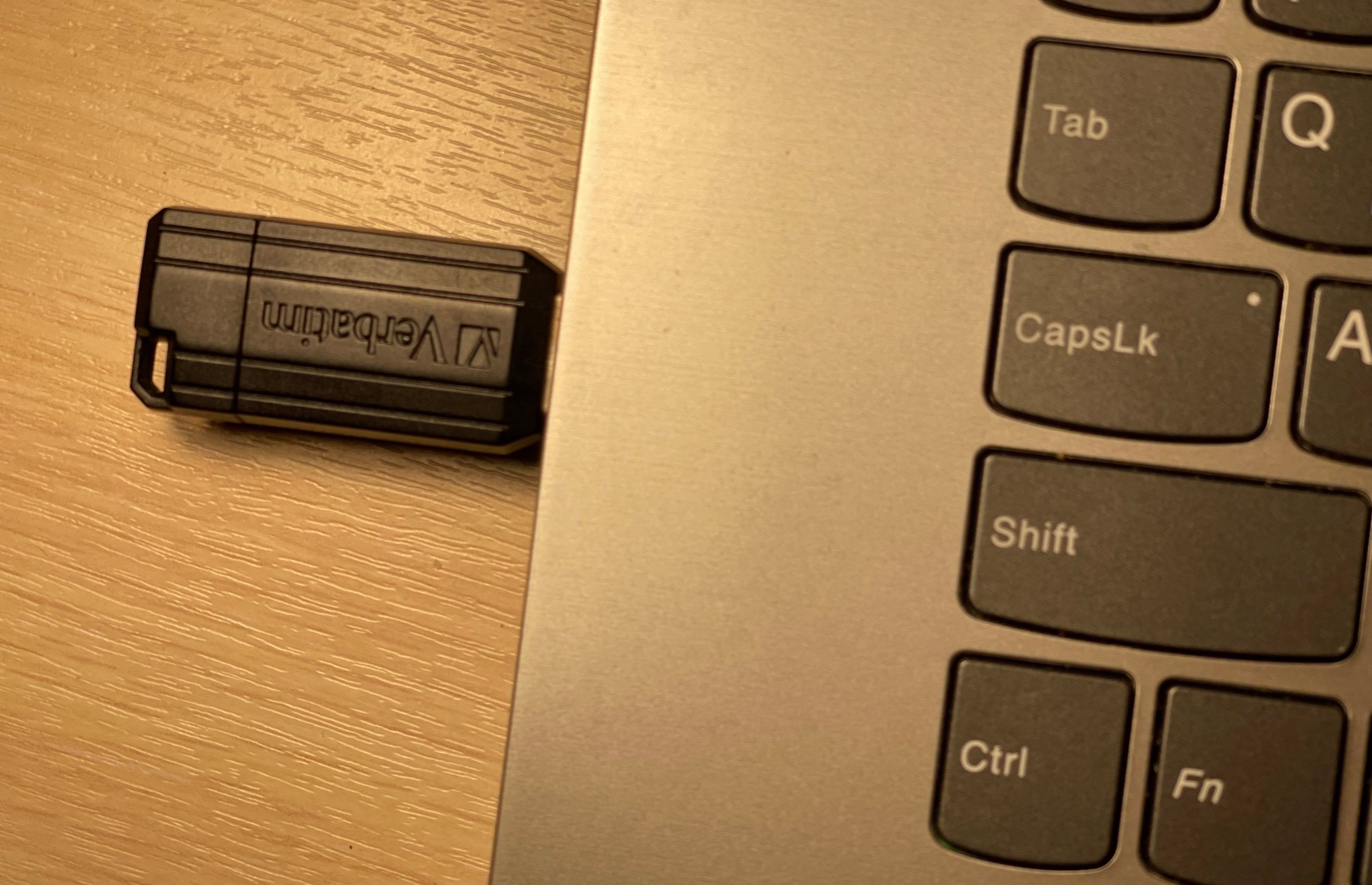 Anslut USB-enheten för återställning..